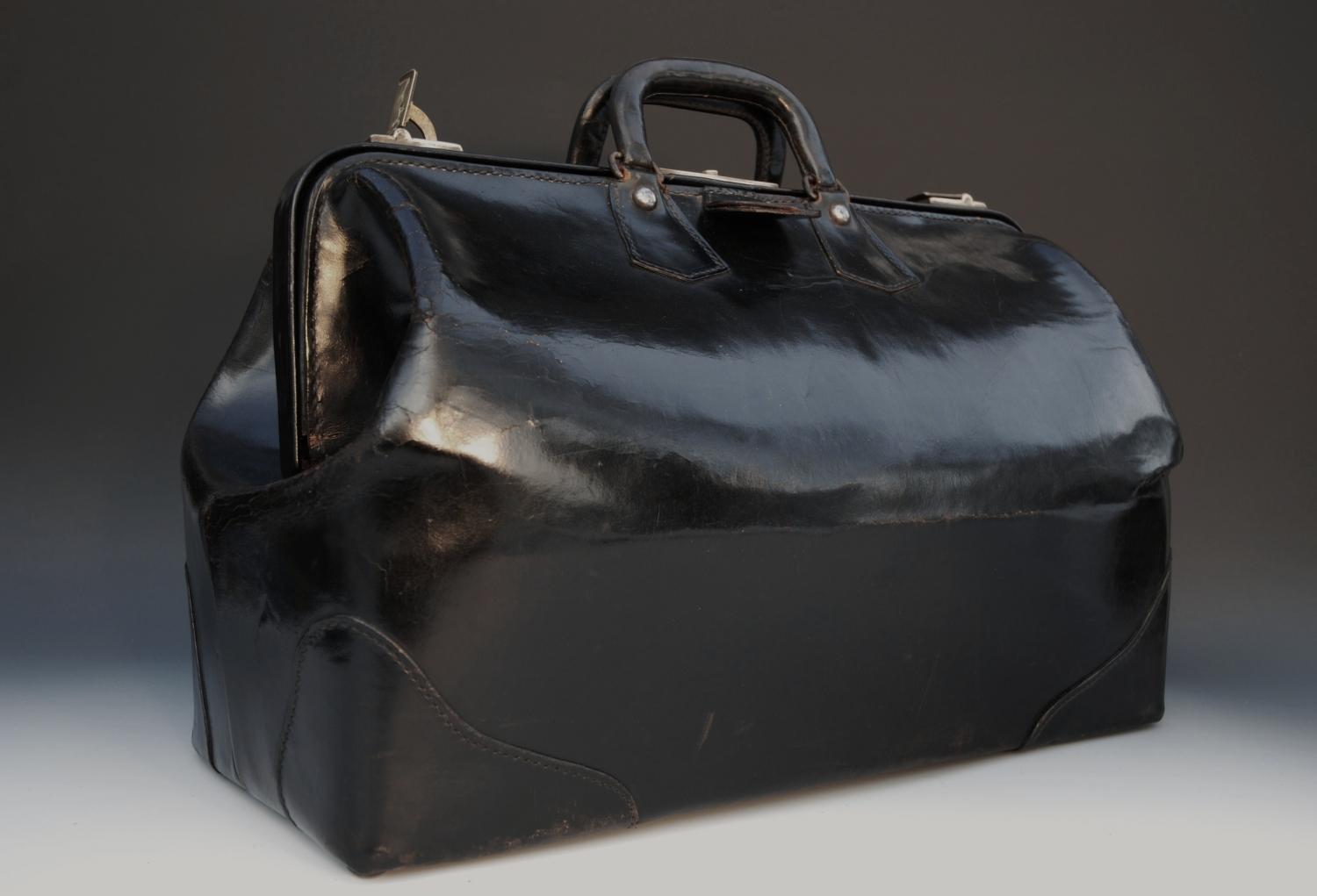 Large black and tan Gladstone leather bag