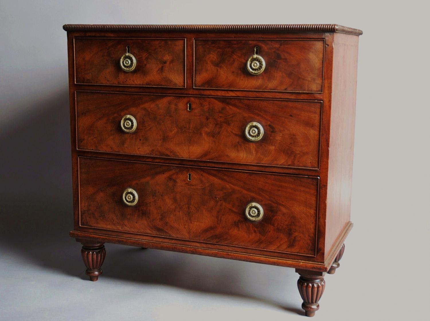 Fine quality small mahogany chest of drawers