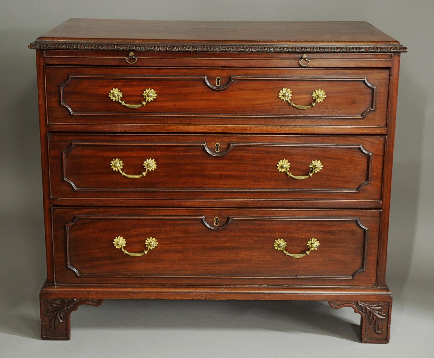Charmimg late 19th century mahogany chest of drawers