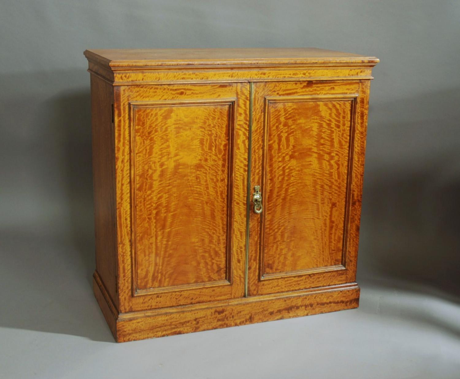 Superb quality late 19thc satinwood cabinet