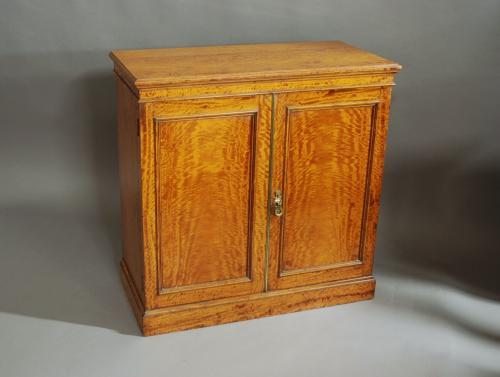 Superb quality late 19thc satinwood cabinet