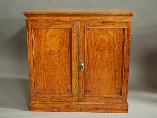 Superb quality late 19thc satinwood cabinet