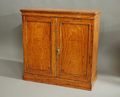 Superb quality late 19thc satinwood cabinet