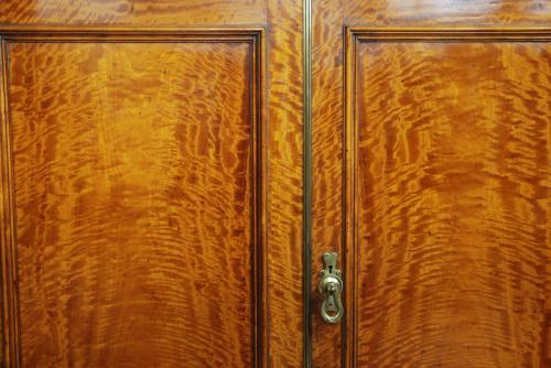 Superb quality late 19thc satinwood cabinet