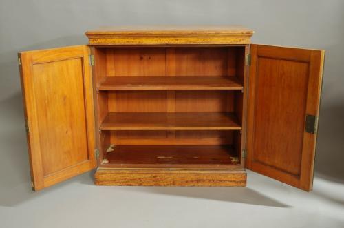 Superb quality late 19thc satinwood cabinet