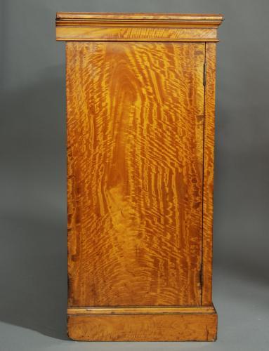 Superb quality late 19thc satinwood cabinet