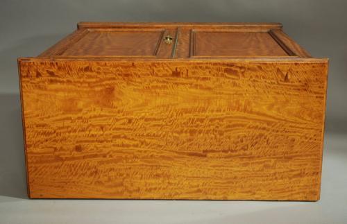 Superb quality late 19thc satinwood cabinet