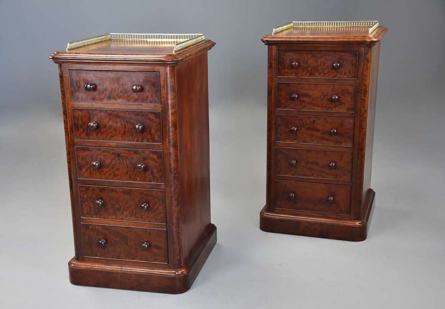 Superb pair of 19thc mahogany bedside chests in the style of Gillows
