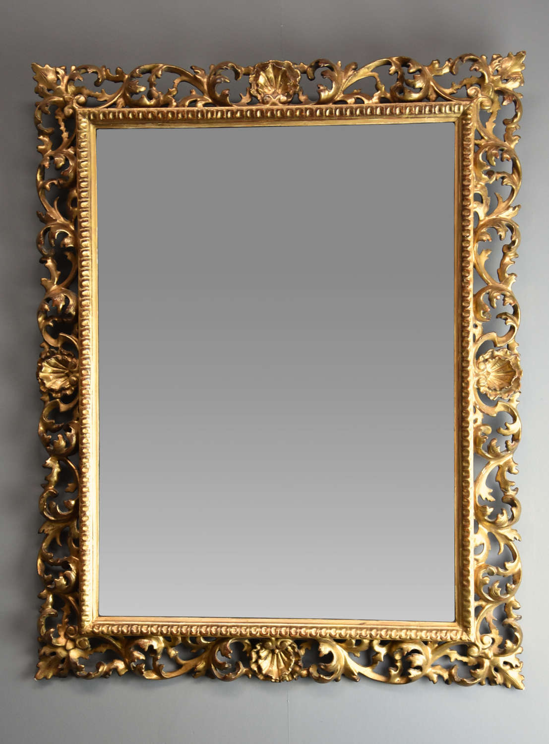 19th century fine quality Florentine carved gilt wood mirror