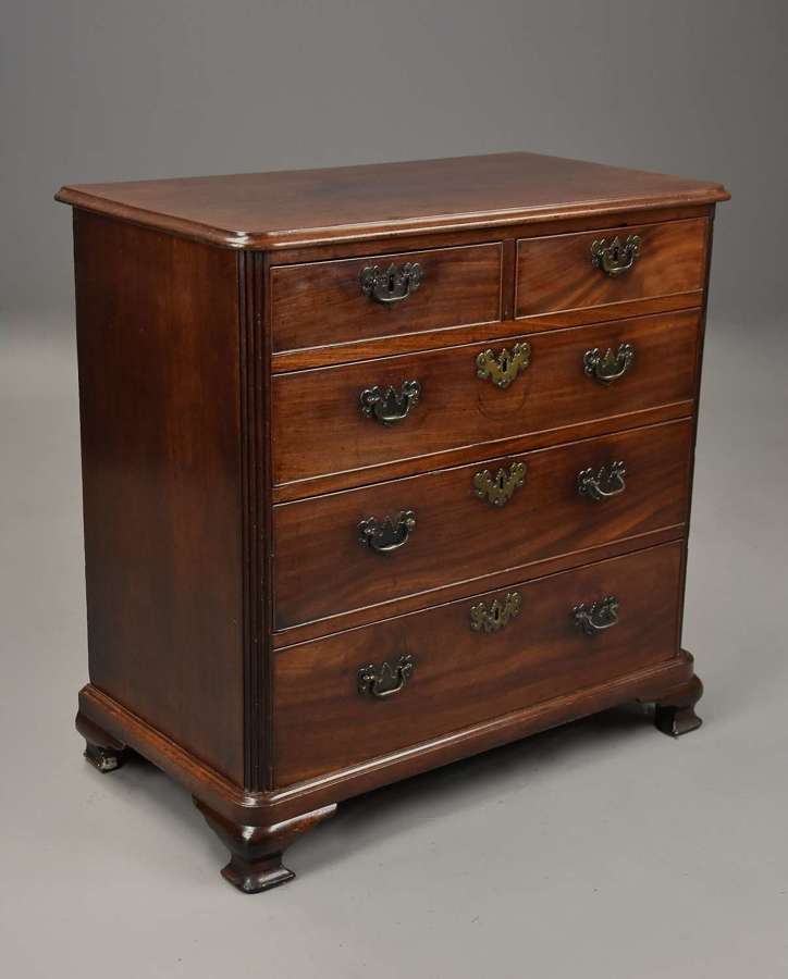 Fine quality small George III mahogany chest of drawers