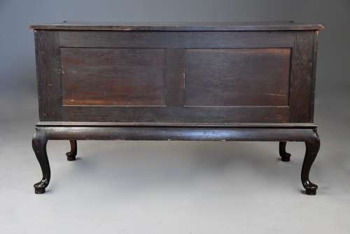 Superb quality late 19thc serpentine commode in the Chippendale style