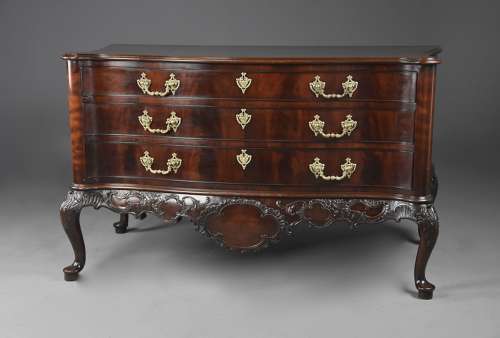 Superb quality late 19thc serpentine commode in the Chippendale style