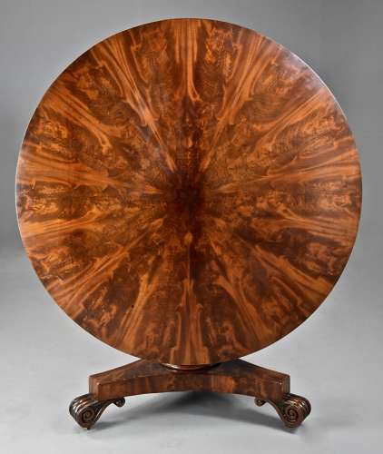 Fine quality 19thc mahogany segmented tilt top breakfast table