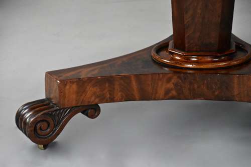 Fine quality 19thc mahogany segmented tilt top breakfast table