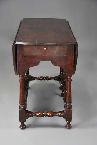 Rare early 18th century walnut gateleg table of fine patina