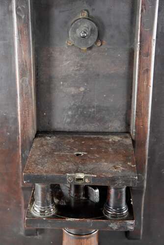 Fine quality 18thc George II mahogany tripod table of unusually large proportions